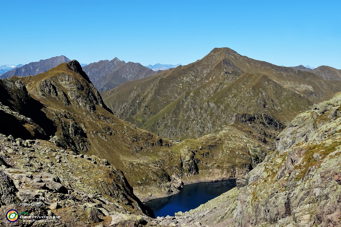 44 Dalla Bocchetta  vista sul Lago d'Inferno, Piz Varrone, Mellasc eil Rif. FALC.JPG -                                